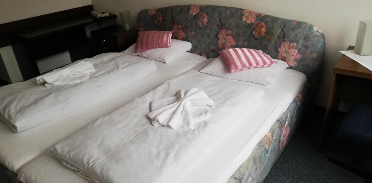 Hotel Apollo วาลาชเก เมซิริชี ภายนอก รูปภาพ